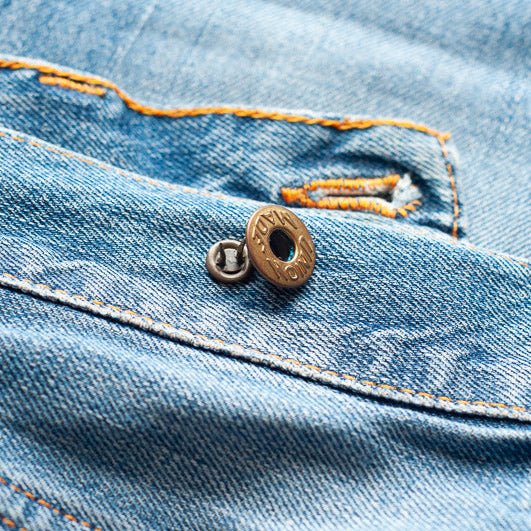 Ny knap i jeans