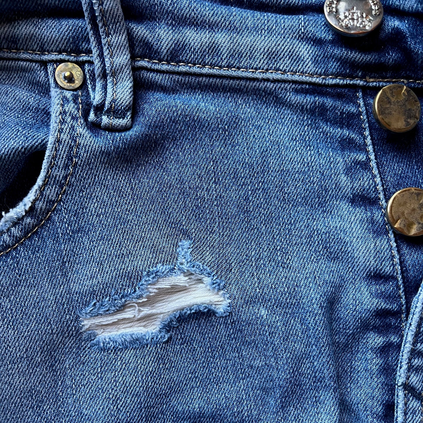 Hul/slid i denim