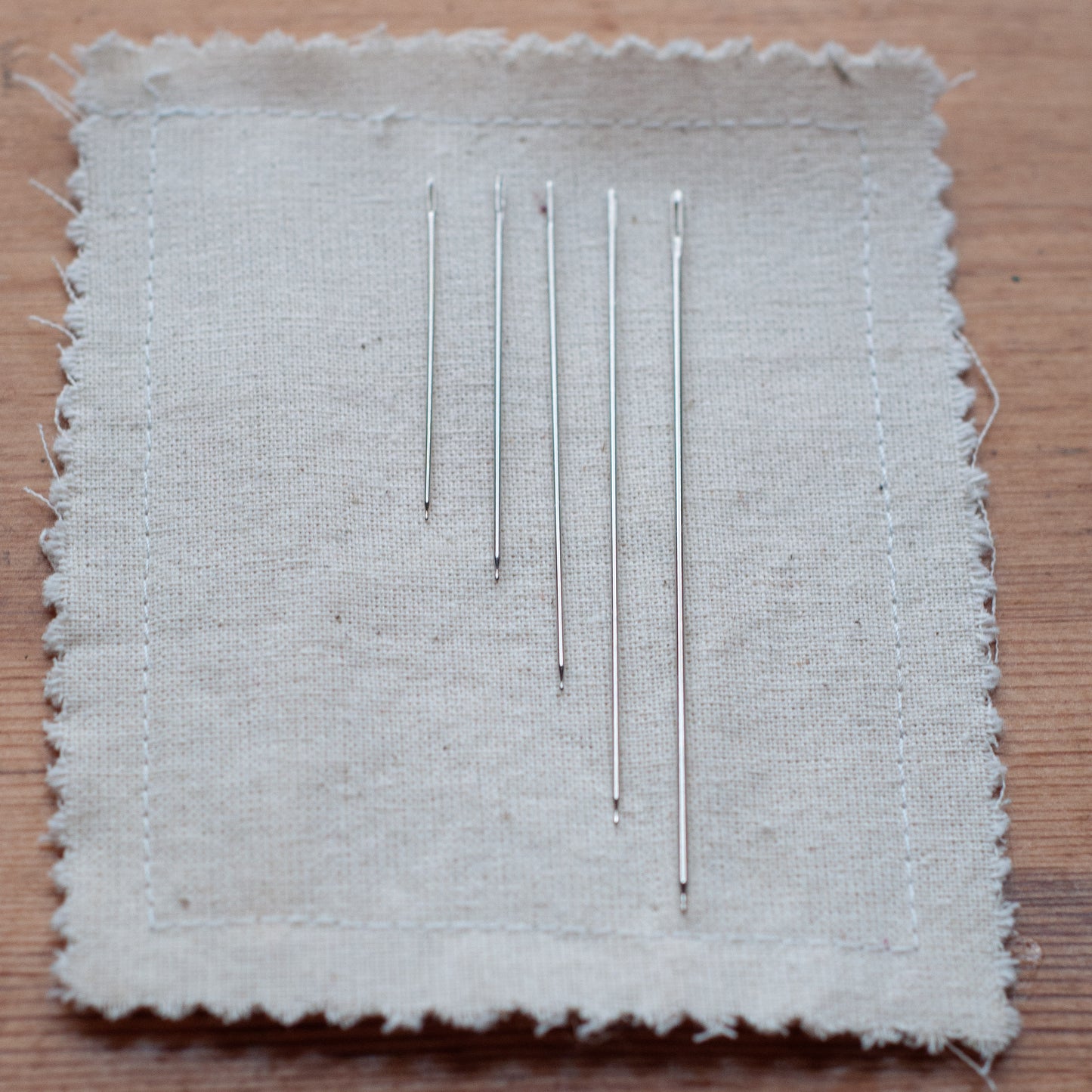 Broderinåle med rund spids
