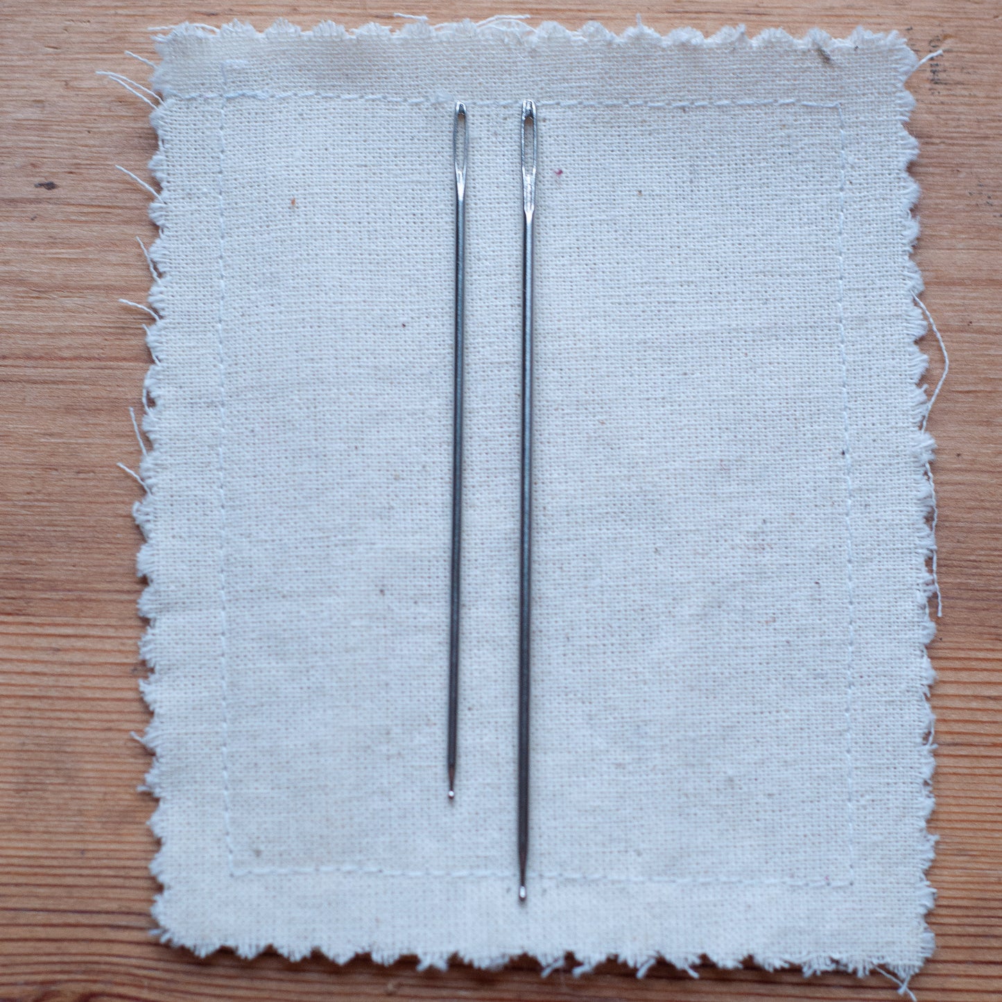 Broderinåle med rund spids