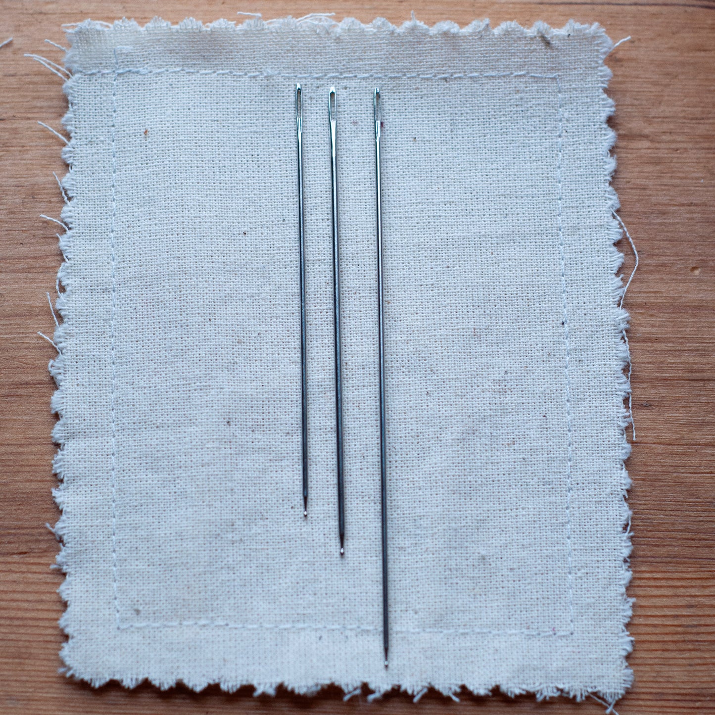 Broderinåle med rund spids